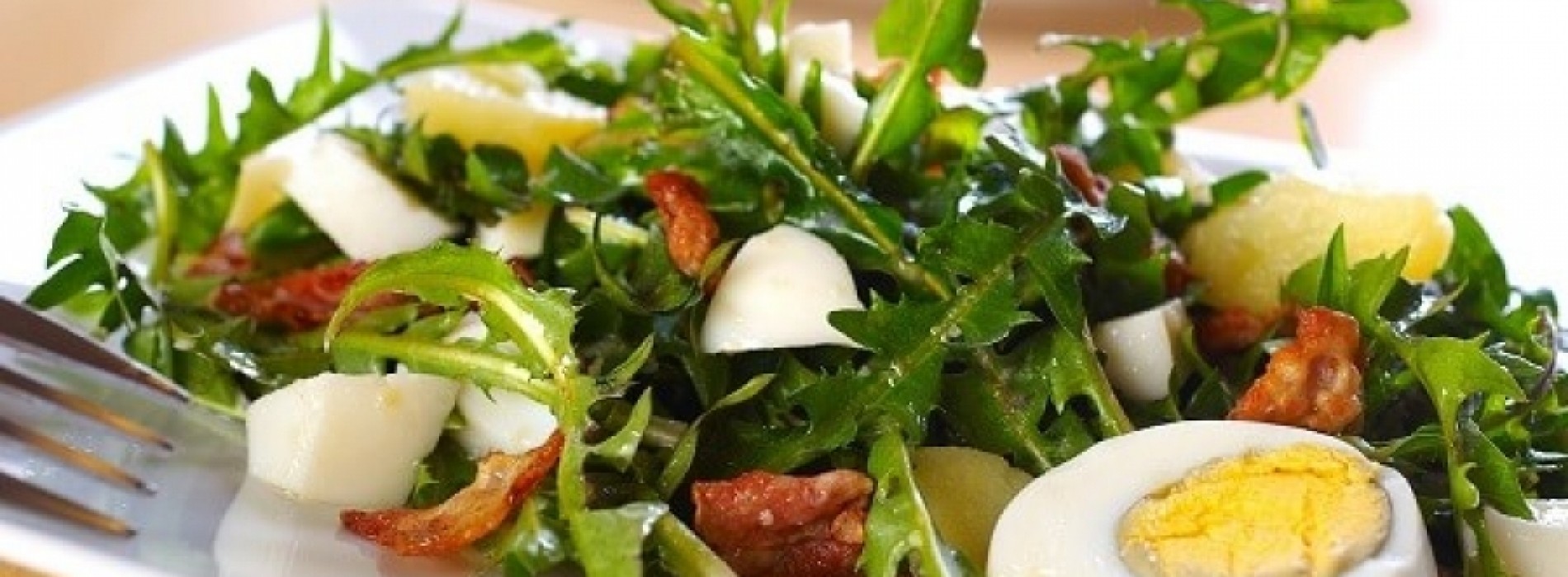 Salată de primăvară cu păpădie, arpagic și tarhon