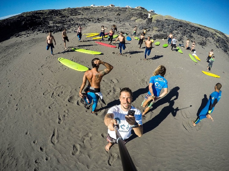Instructorul de surf Tiberiu Balica duce românii pe cele mai însorite plaje 