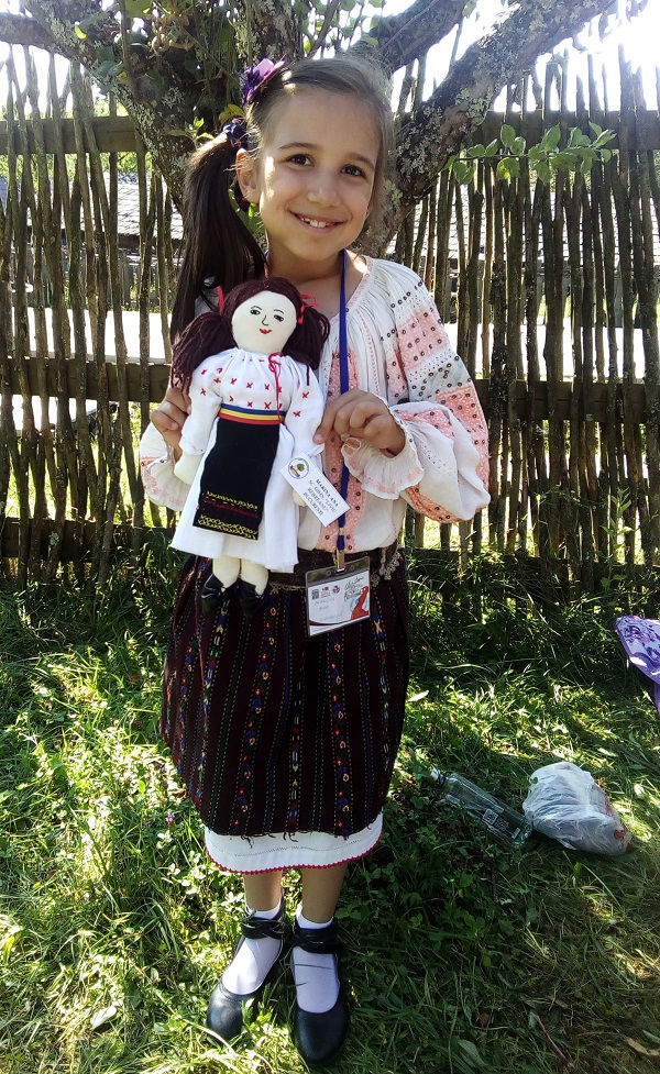 Ana Marina, meșter popular de păpuși, la nouă ani