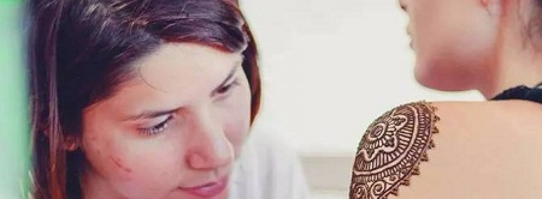 Laura Constantin face expoziție de henna, după un an sabatic
