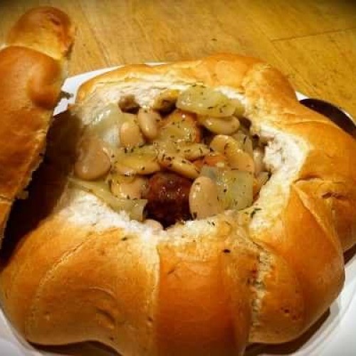 Ciorbă de fasole cu afumătură, în “castron” de pâine