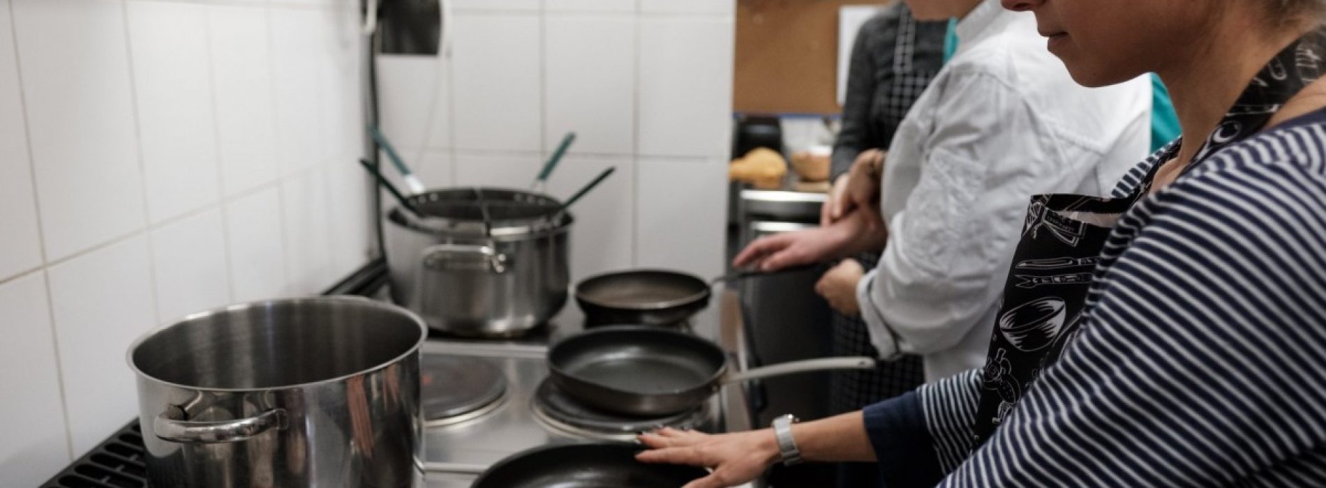 Profa de «gătit pe nevăzute». Mariana îi învață pe ”atipici”, cum să se descurce în bucătărie