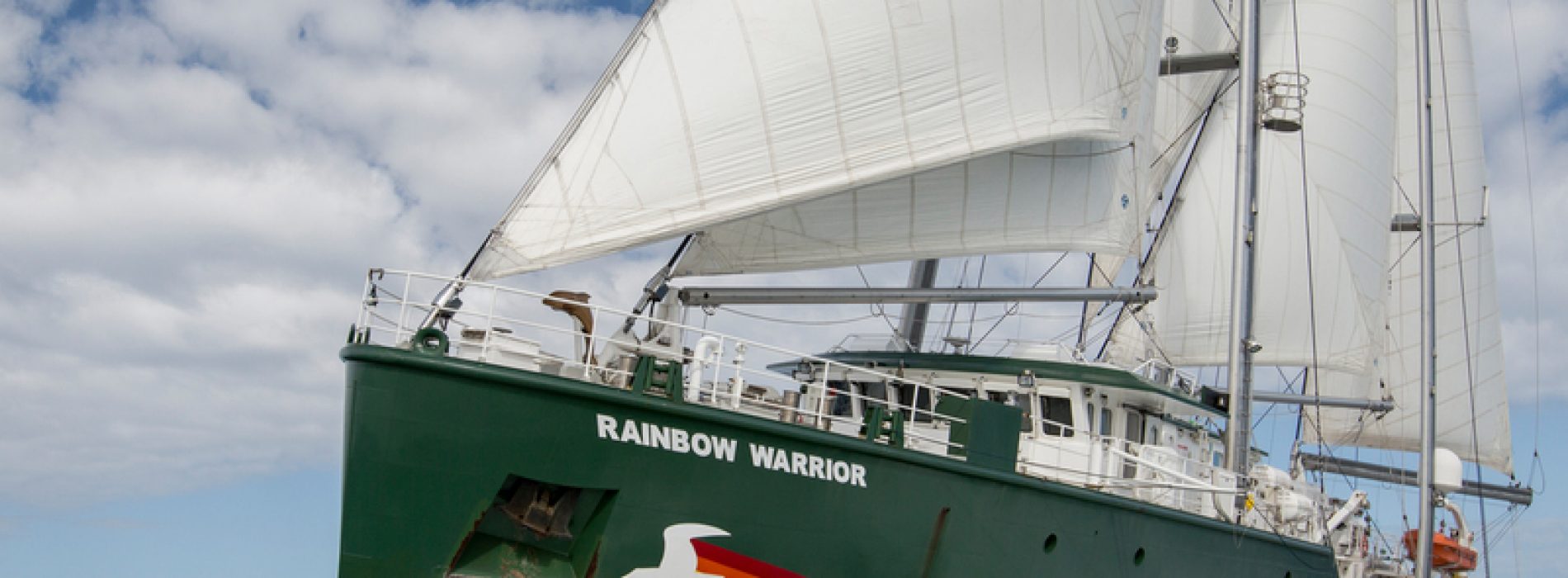 Nava-fanion a Greenpeace vine în România.  Rainbow Warrior dă alarma schimbărilor climatice
