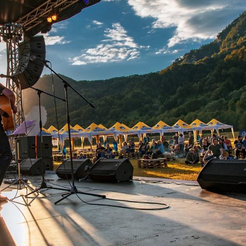 Festivalurile salvează turismul! Brezoi pariază pe Live Music Summer Camp